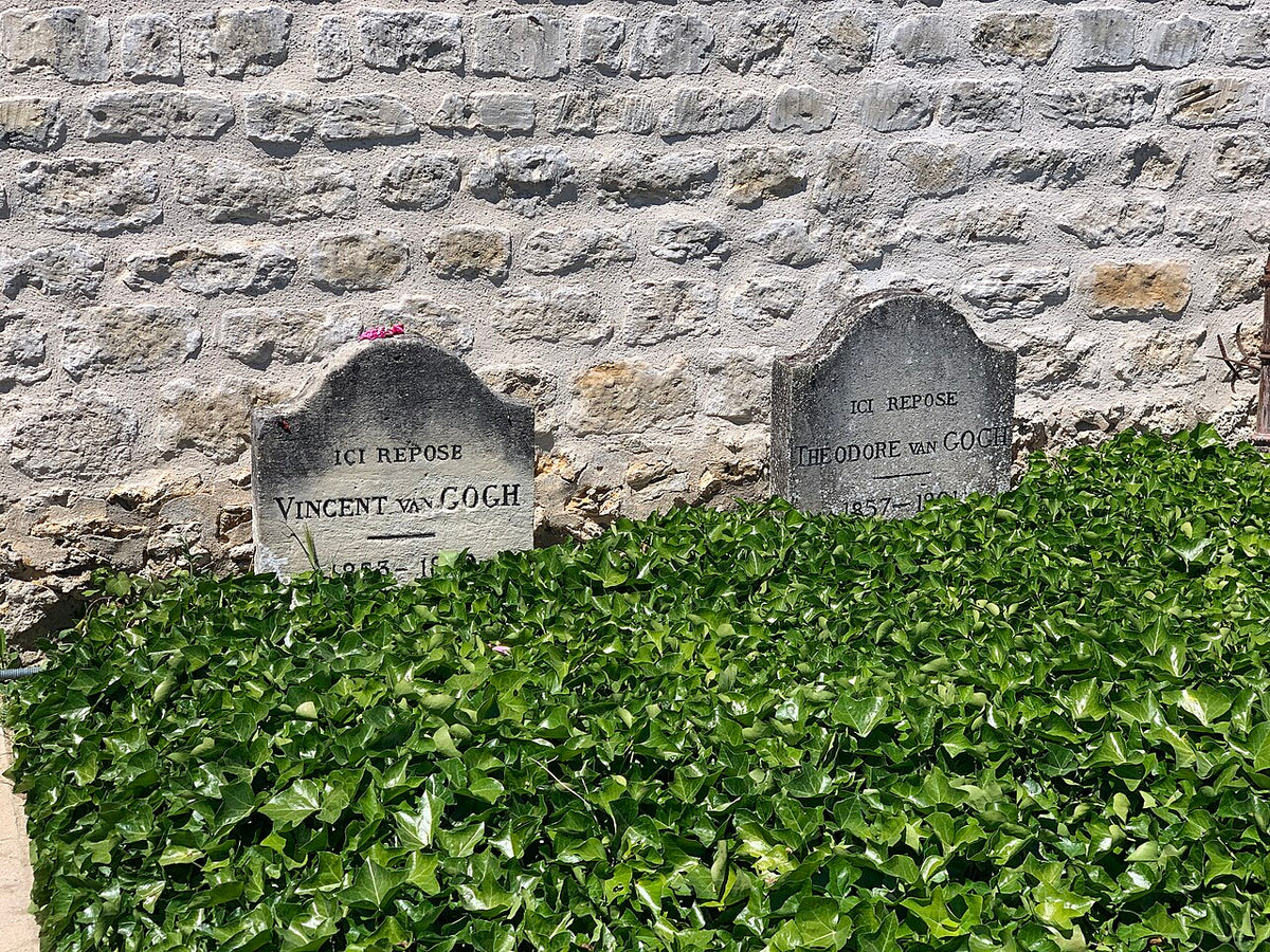 Tombes de Vincent et Théo van Gogh à Auvers-sur-Oise couvertes de lierre