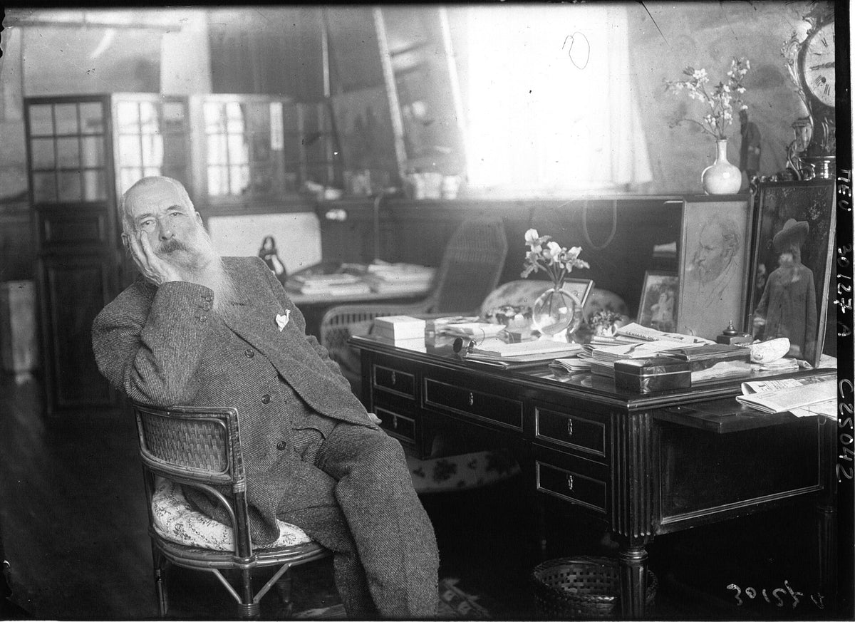 Claude Monet à son bureau à Giverny en 1926, entouré de lettres et de tableaux