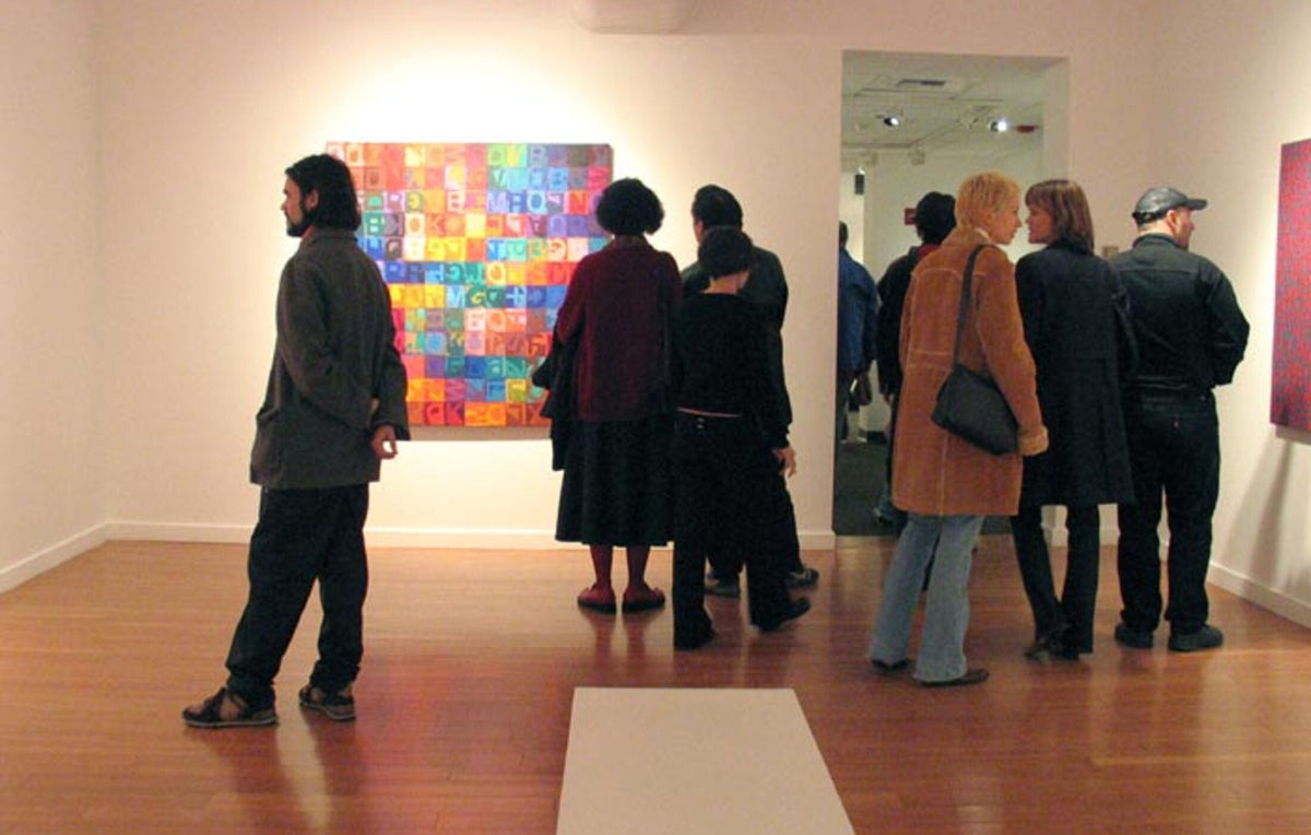 Visiteurs dans une exposition d’art contemporain à Seattle