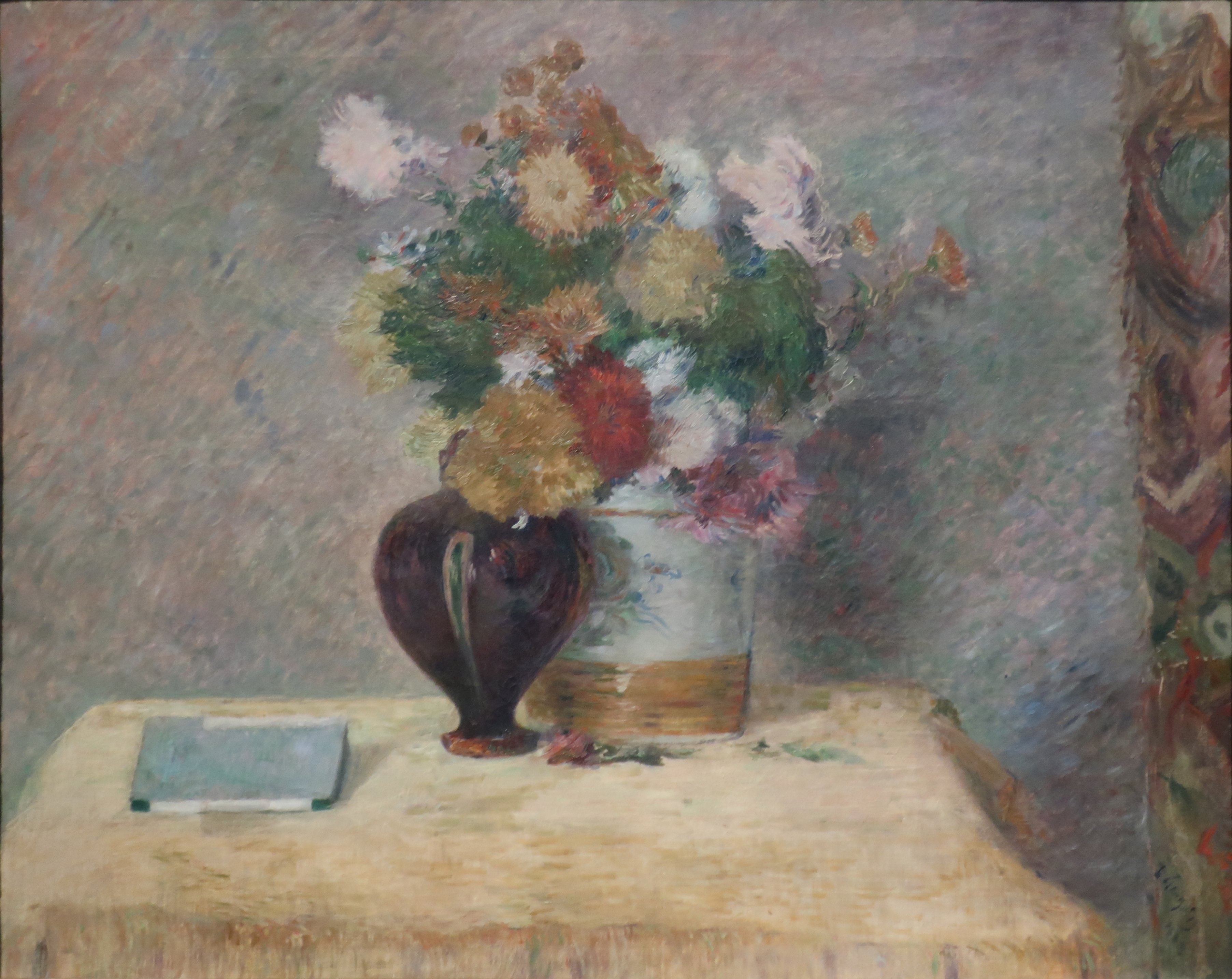 Fleurs et livre japonais sur une table - Paul Gauguin