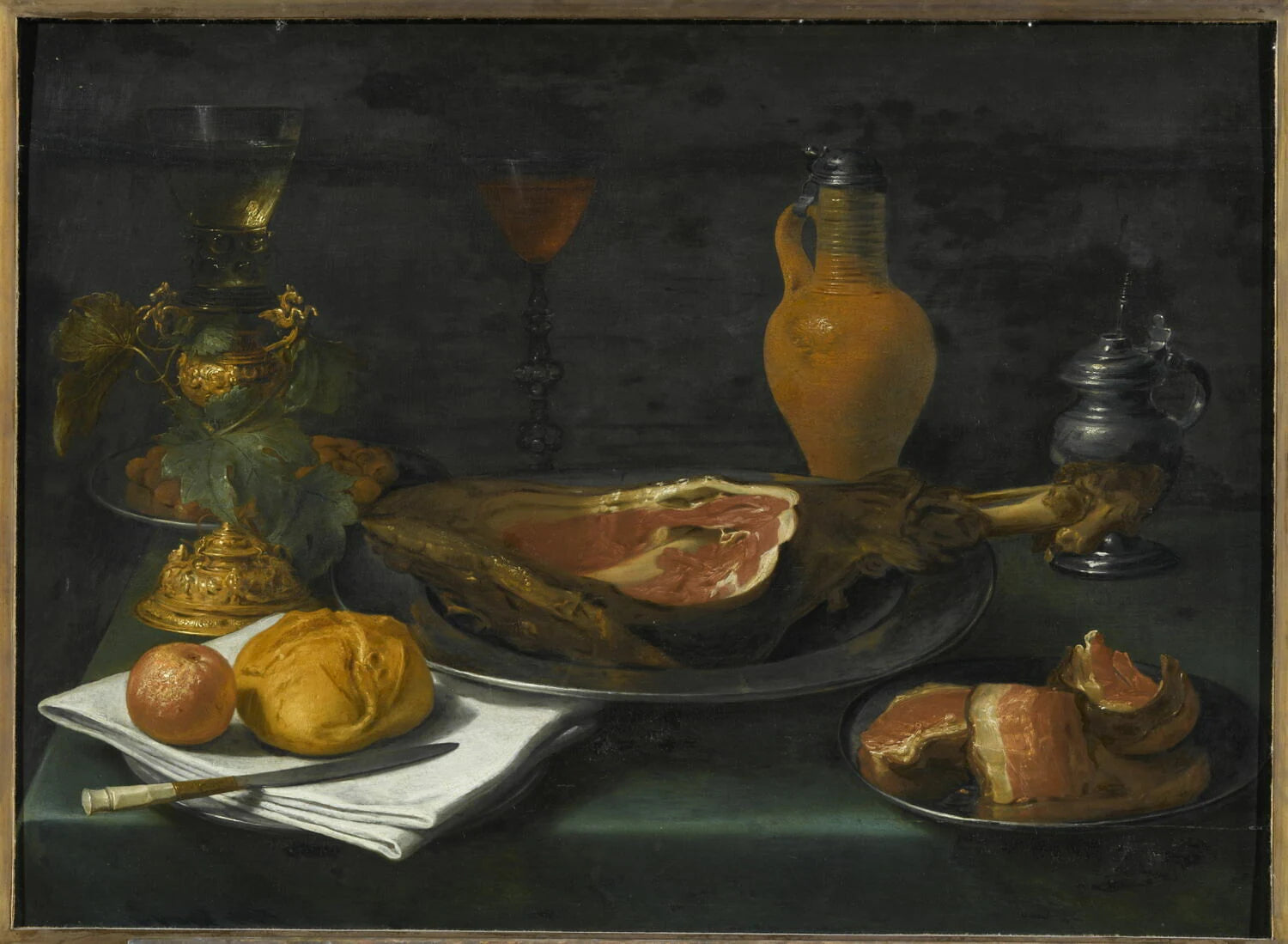 Jambon, pain et cruche avec une salière et des verres à vin - Jacob Fopsen van Es
