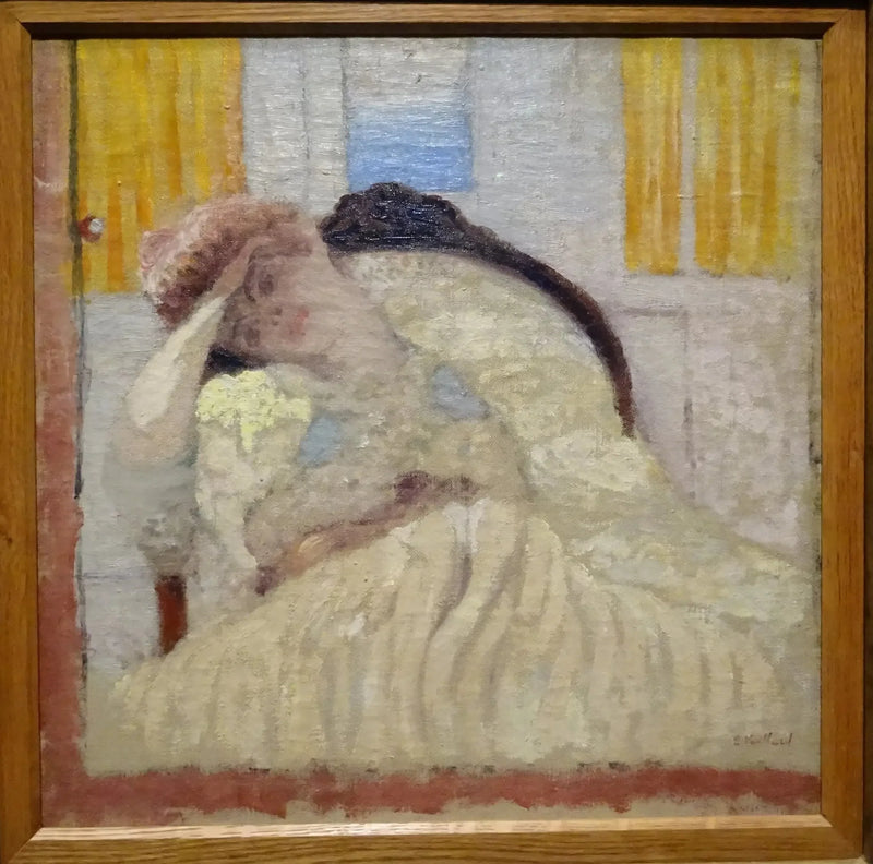 Misia assise dans une bergère dit 