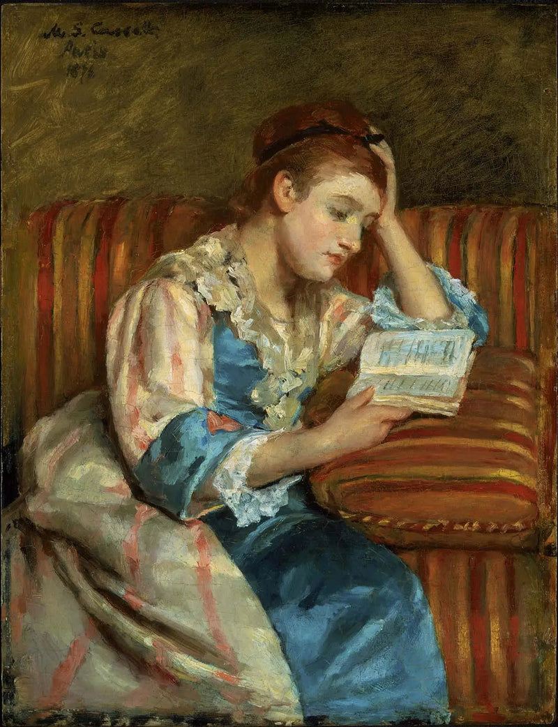 Mme Duffee assise sur un canapé rayé, en train de lire - Mary Cassatt