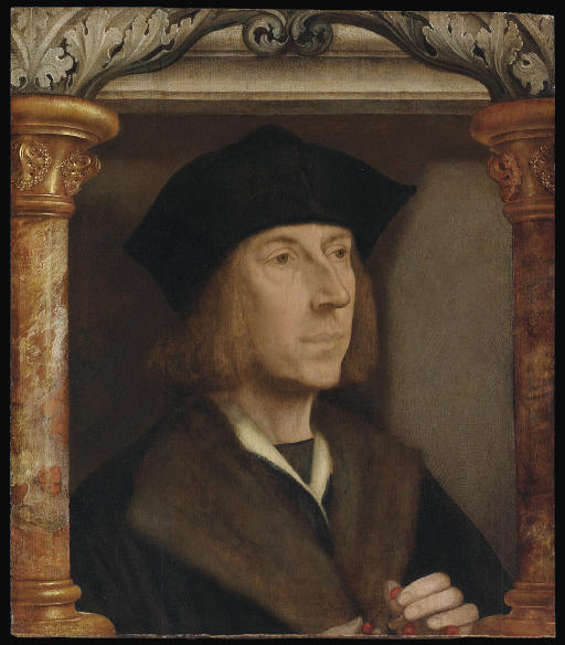 Portrait d’un homme en buste vêtu d’un manteau doublé de fourrure récitant un chapelet dans un cadre architectural