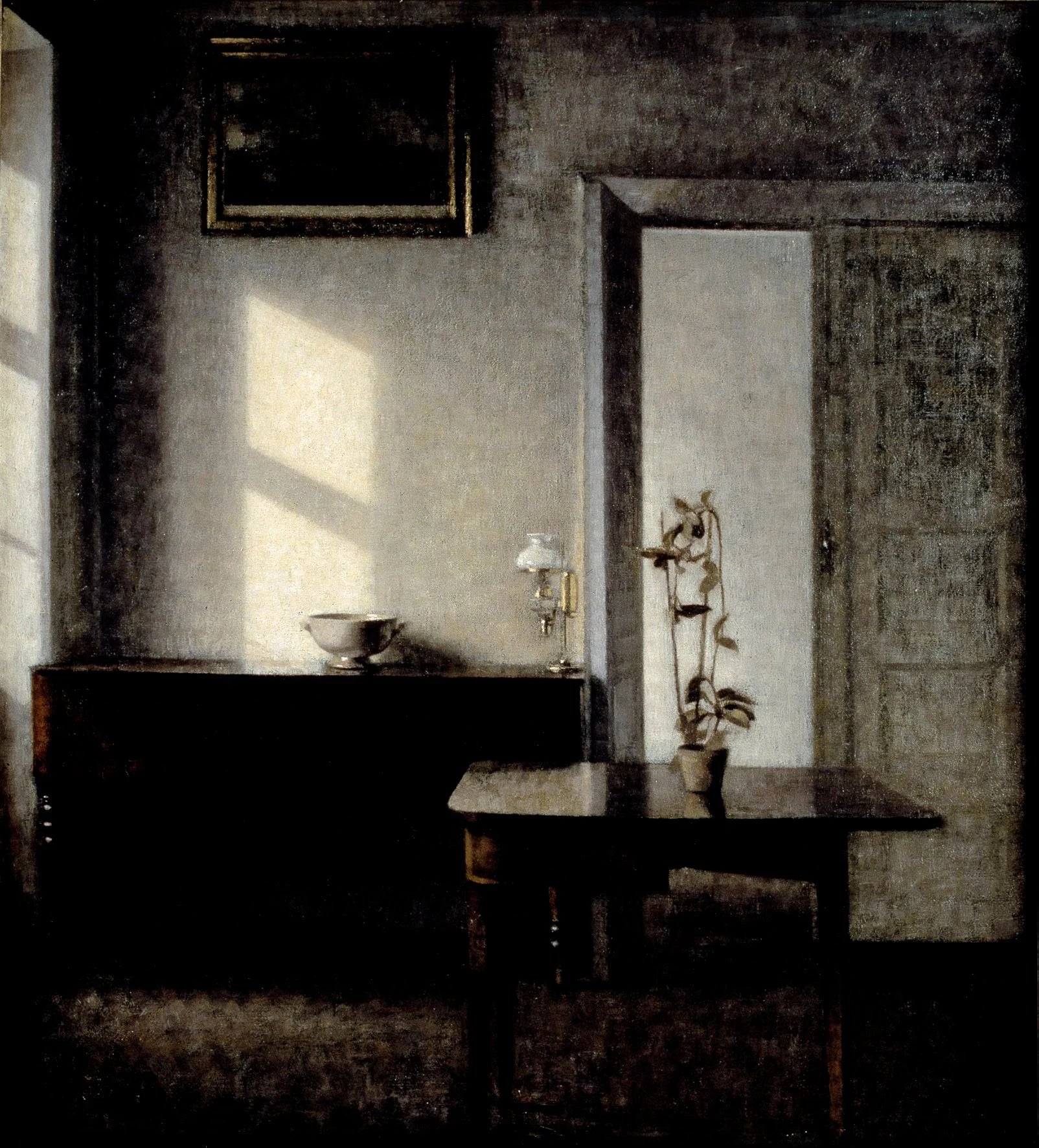 Intérieur avec plante en pot sur une table à cartes, Bredgade 25, peinture de Vilhelm Hammershøi